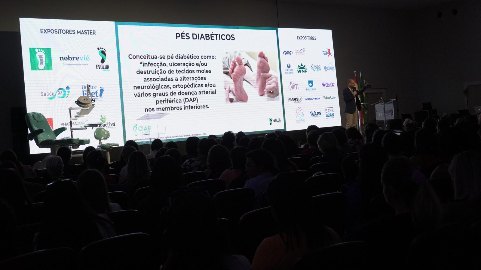 Auditório lotado do CIAP 2023 durante palestra sobre pés diabéticos