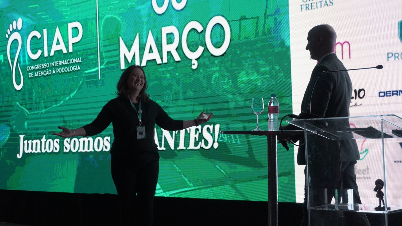 Palco do CIAP 2023 com o lema "Juntos somos gigantes" no telão