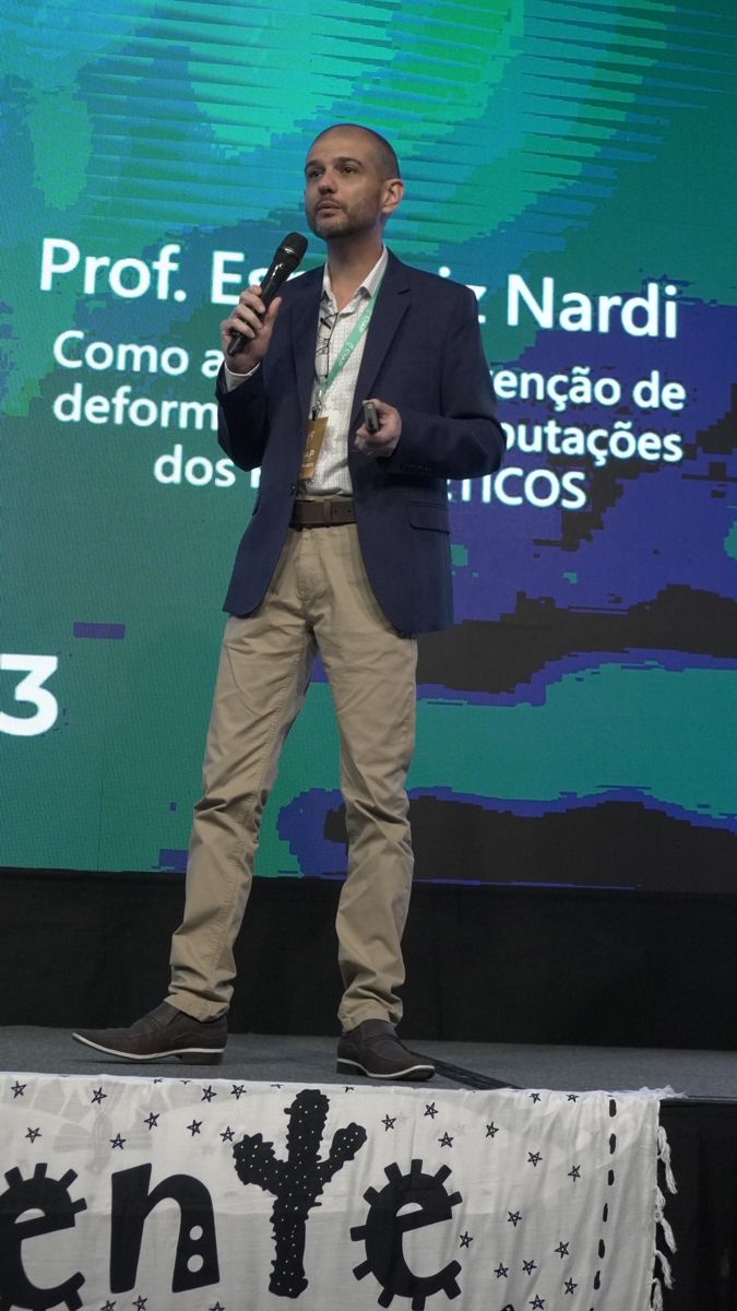 Prof. Luiz Nardi palestrando no CIAP com o telão ao fundo
