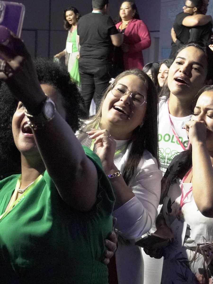 Participantes do CIAP sorrindo e registrando o momento